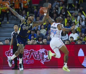 开云网站 -今晨体能课后；广东宏远外线爆发备战西甲；赛场秩序良好；阵容厚度经受考验 