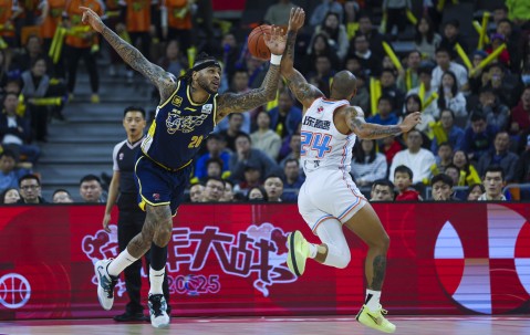 开云网站 -今晨体能课后；广东宏远外线爆发备战西甲；赛场秩序良好；阵容厚度经受考验 