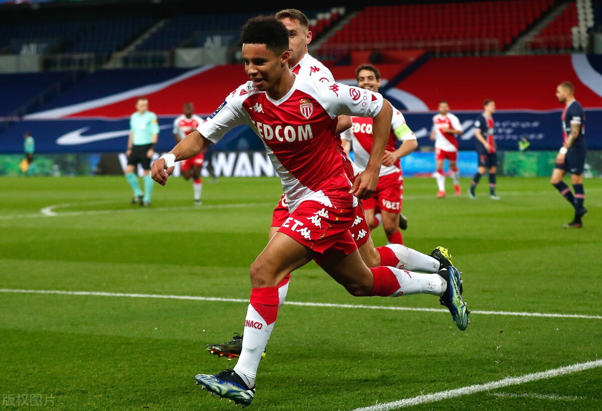 包含今晨拜仁慕尼黑远射贴柱：法甲节点到来，引发热议，阵容厚度经受考验的词条